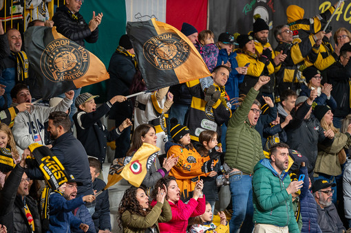 L'urlo dei 1.029 spettatori che nel momento più difficile della stagione si sono stretti ai Mastini (foto Alessandro Umberto Galbiati)