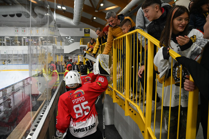 Filippo Matonti, numero 95 giallonero, portiere diciassettenne ieri autore di un piccolo shootout nel terzo tempo in cui ha giocato, riceve l'abbraccio dei tifosi (foto Alessandro Umberto Galbiati)