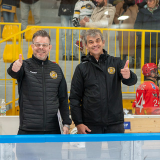 Coach Czarnecki e il direttore Malfatti felici sul pancone giallonero dopo la serata forse più bella e completa vissuta dai Mastini nella nuova stagione (foto Alessandro Umberto Galbiati)