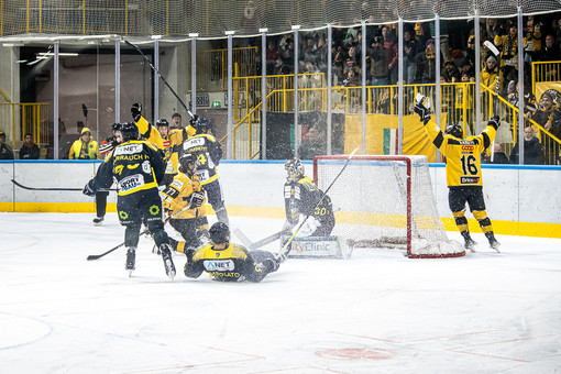 Pietroniro segna il 2-1 sotto la curva dopo un'azione magistrale di Andrea Vanetti (a braccia alzate) - Foto Lorenzo Caravati (FG)