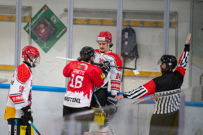 Capitan Vanetti difende la squadra dopo un intervento duro dei ticinesi: ecco il Varese (foto Alessandro Umberto Galbiati)