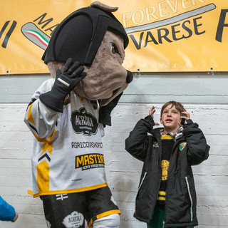 La mascotte giallonera e un piccolo grande tifoso presente all'Acinque Ice Arena (foto Alessandro Umberto Galbiati)