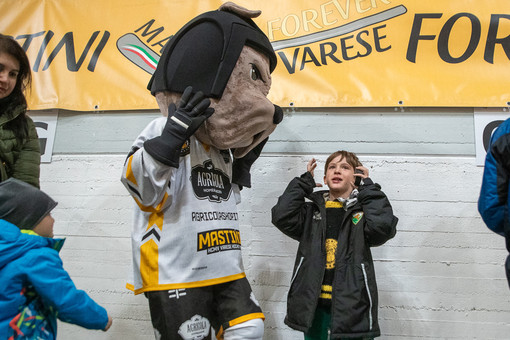 La mascotte giallonera e un piccolo grande tifoso presente all'Acinque Ice Arena (foto Alessandro Umberto Galbiati)