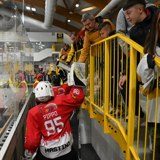 Filippo Matonti, numero 95 giallonero, portiere diciassettenne ieri autore di un piccolo shootout nel terzo tempo in cui ha giocato, riceve l'abbraccio dei tifosi (foto Alessandro Umberto Galbiati)