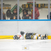 Alessio Piroso steso sul ghiaccio, immobile: un'immagine che per alcuni lunghissimi minuti ha ammutolito l'Acinque Ice Arena (foto Alessandro Galbiati)