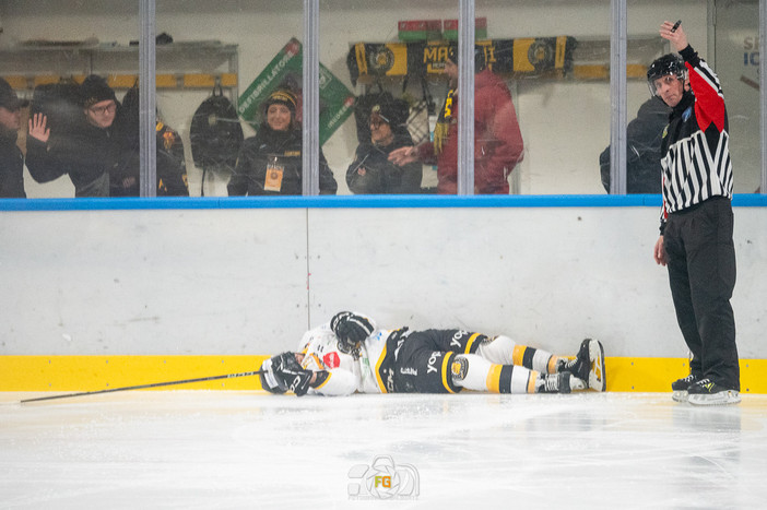 Alessio Piroso steso sul ghiaccio, immobile: un'immagine che per alcuni lunghissimi minuti ha ammutolito l'Acinque Ice Arena (foto Alessandro Galbiati)