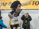 La mascotte giallonera e un piccolo grande tifoso presente all'Acinque Ice Arena (foto Alessandro Umberto Galbiati)