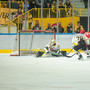 Makela infila l'incolpevole Perla: l'Alleghe sbanca l'Acinque Ice Arena (foto Alessandro Umberto Galbiati)