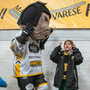 La mascotte giallonera e un piccolo grande tifoso presente all'Acinque Ice Arena (foto Alessandro Umberto Galbiati)