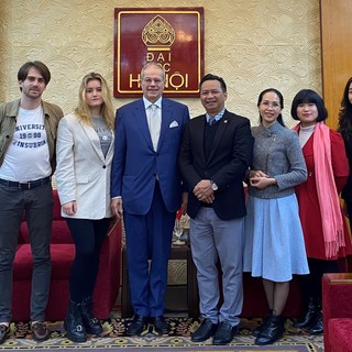 Il delegato all’internazionalizzazione dell’Università dell’Insubria, professor Giorgio Maria Zamperetti, durante la visita istituzionale all’Università di Hanoi, Vietnam, lo scorso gennaio