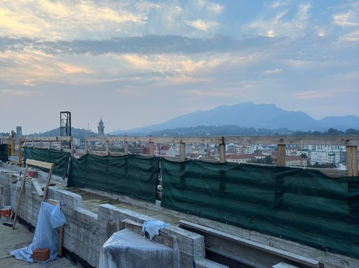 FOTO. Le camere protette dell’ospedale Del Ponte prendono forma nel cielo di Varese