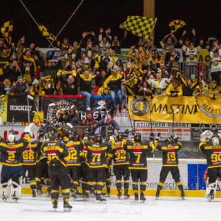 Una cosa sola: la gente e i suoi Mastini alla fine di una partita eroica in Alto Adige (Photosport &amp; More)