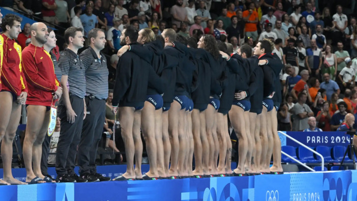 Il Settebello girato di spalle, in segno di protesta, prima del match odierno contro la Spagna