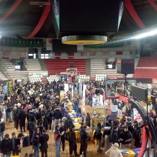 FOTO. Quasi duemila studenti al palazzetto per trovare la strada del futuro