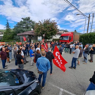 Il presidio dei lavoratori della Ilma Plastica dello scorso 12 settembre (foto dalla pagina Facebook Cgil Varese)