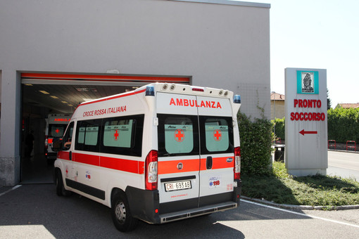 Varese, incidente in via Piemonte: soccorsi dall'ambulanza un giovane e un anziano