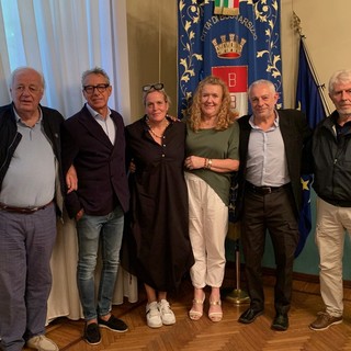 L'assessore Paola Reguzzoni con Raffaella Ganzetti (coordinatrice del centro diurno Belotti Pensa per Società Dolce), il sindaco di Comabbio Mariolino Deplano, l'artista Giuseppe Portella e due rappresentanti dell'associazione culturale Il borgo di Lucio Fontana