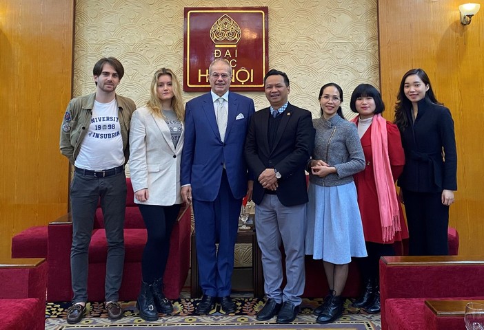 Il delegato all’internazionalizzazione dell’Università dell’Insubria, professor Giorgio Maria Zamperetti, durante la visita istituzionale all’Università di Hanoi, Vietnam, lo scorso gennaio