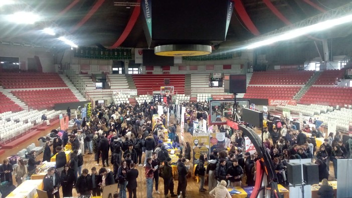 FOTO. Quasi duemila studenti al palazzetto per trovare la strada del futuro