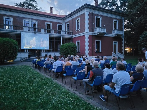 Pubblico numeroso e attento a villa Calcaterra per l'esordio della rassegna estiva all'aperto