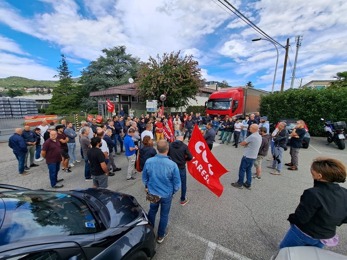 Il presidio dei lavoratori della Ilma Plastica dello scorso 12 settembre (foto dalla pagina Facebook Cgil Varese)