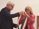 Il nuovo sindaco di Ispra Rina Di Spirito indossa la fascia tricolore