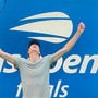 Jannik Sinner, 23 anni da Sesto Pusteria, alza le braccia al cielo: è il re degli Us Open