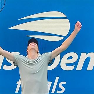 Jannik Sinner, 23 anni da Sesto Pusteria, alza le braccia al cielo: è il re degli Us Open