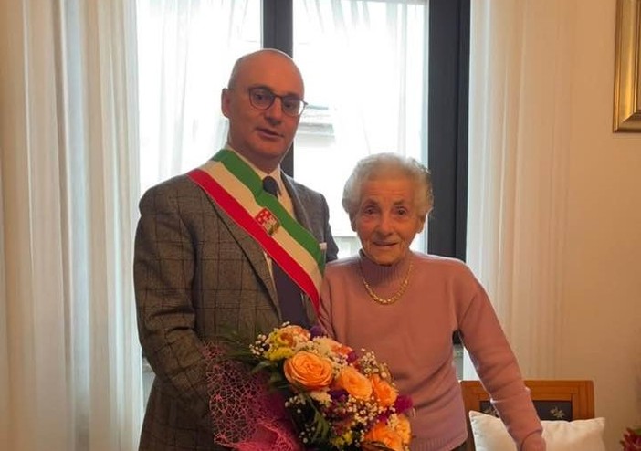 Il sindaco Aliverti con la festeggiata Adele Orsi (foto dalla pagina Facebook del sindaco)