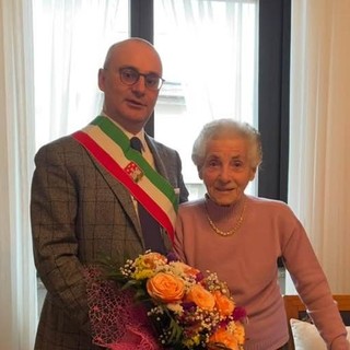 Il sindaco Aliverti con la festeggiata Adele Orsi (foto dalla pagina Facebook del sindaco)