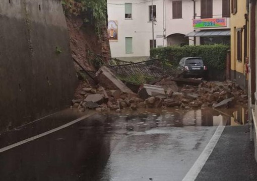 Il muro della Villa crollato nel 2021 per il maltempo a Jerago con Orago (foto dalla pagina Facebook del sindaco Aliverti)