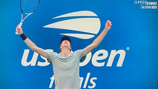 Jannik Sinner, 23 anni da Sesto Pusteria, alza le braccia al cielo: è il re degli Us Open