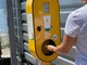 Il distributore automatico gratuito di crema solare al LagoCamp di Maccagno