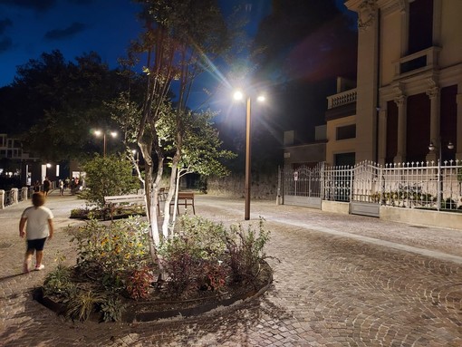 Il lungolago De Angeli di Laveno illuminato