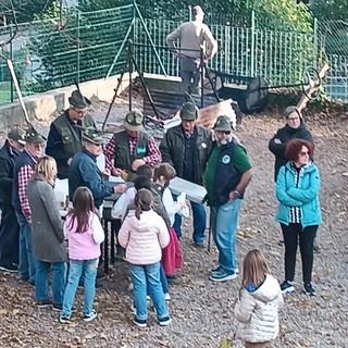 Alla scuola Gianoli di Mombello la tradizionale castagnata con gli alpini