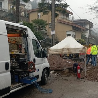 I lavori in corso a Colmegna di Luino per ripristinare la fornitura di gas