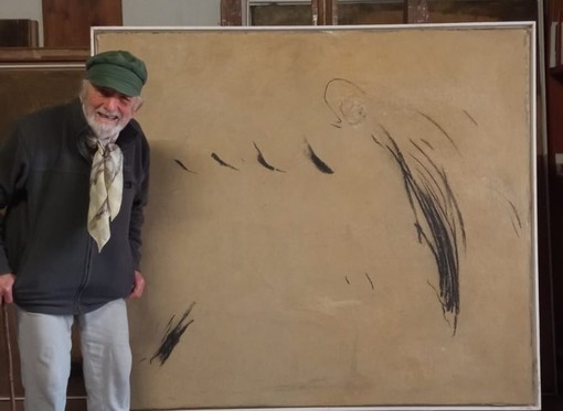 L'artista Luigi Bello con la tela donata al Comune di Lavena Ponte Tresa
