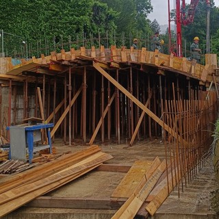 I lavori al ponte di via San Vito a Luvinate in una foto degli scorsi mesi