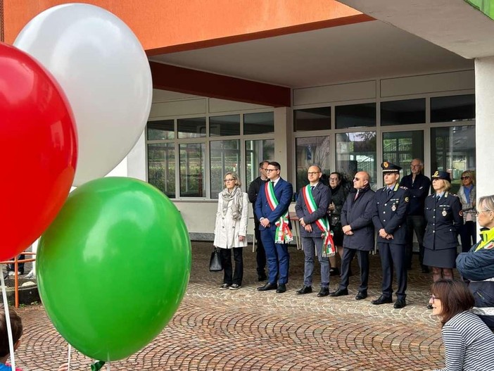 Un momento della cerimonia di inizio dell'anno scolastico alla scuola primaria di Luvinate