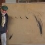L'artista Luigi Bello con la tela donata al Comune di Lavena Ponte Tresa