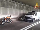 FOTO. Schianto frontale tra una moto e un furgone sulla Sp69 a Laveno nella galleria del Sasso Galletto: 23enne in ospedale con l'elisoccorso