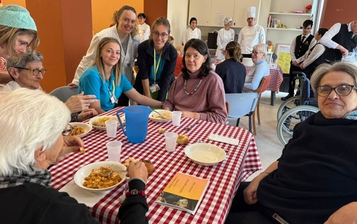 Un pranzo alla &quot;trattoria&quot; del Cfp di Luino con gli anziani della Fondazione Comi