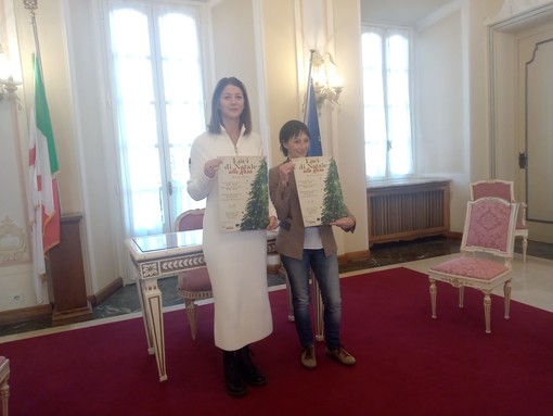 Il vicesindaco Ivana Perusin e l'organizzatrice Chiara Comparoni alla presentazione di questa mattina in Salone Estense delle Luci di Natale alla Rasa