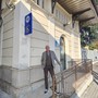 Il consigliere di minoranza del Comune di Luino Furio Artoni davanti ai bagni chiusi della stazione