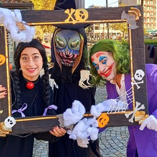 FOTO. La Festa di Halloween conquista e anima il centro di Laveno