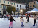 L'inaugurazione della pista di pattinaggio sul ghiaccio in piazza Matteotti a Laveno