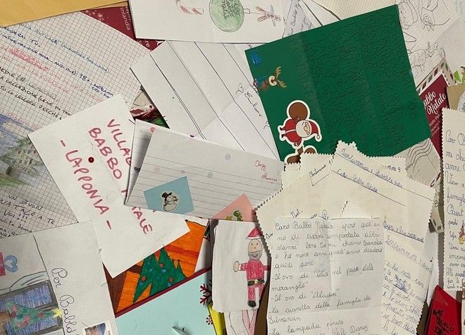 Le letterine, scritte col cuore, dei bambini varesini a Babbo Natale: «Vorrei un grembiule per mia nonna &quot;sprint&quot; e riabbracciare il mio gattino»