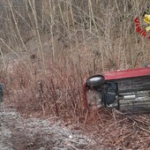 L'auto ribaltata sulla strada del Cucco a Luino