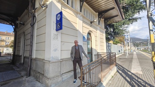 Il consigliere di minoranza del Comune di Luino Furio Artoni davanti ai bagni chiusi della stazione