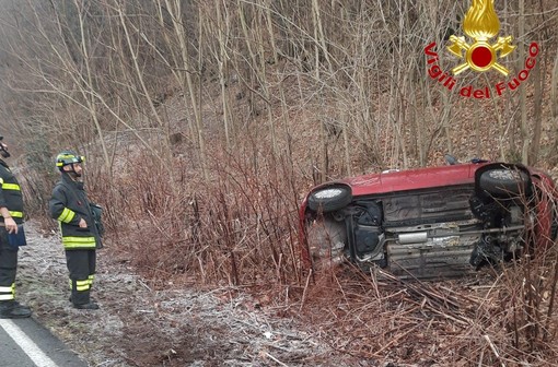 L'auto ribaltata sulla strada del Cucco a Luino